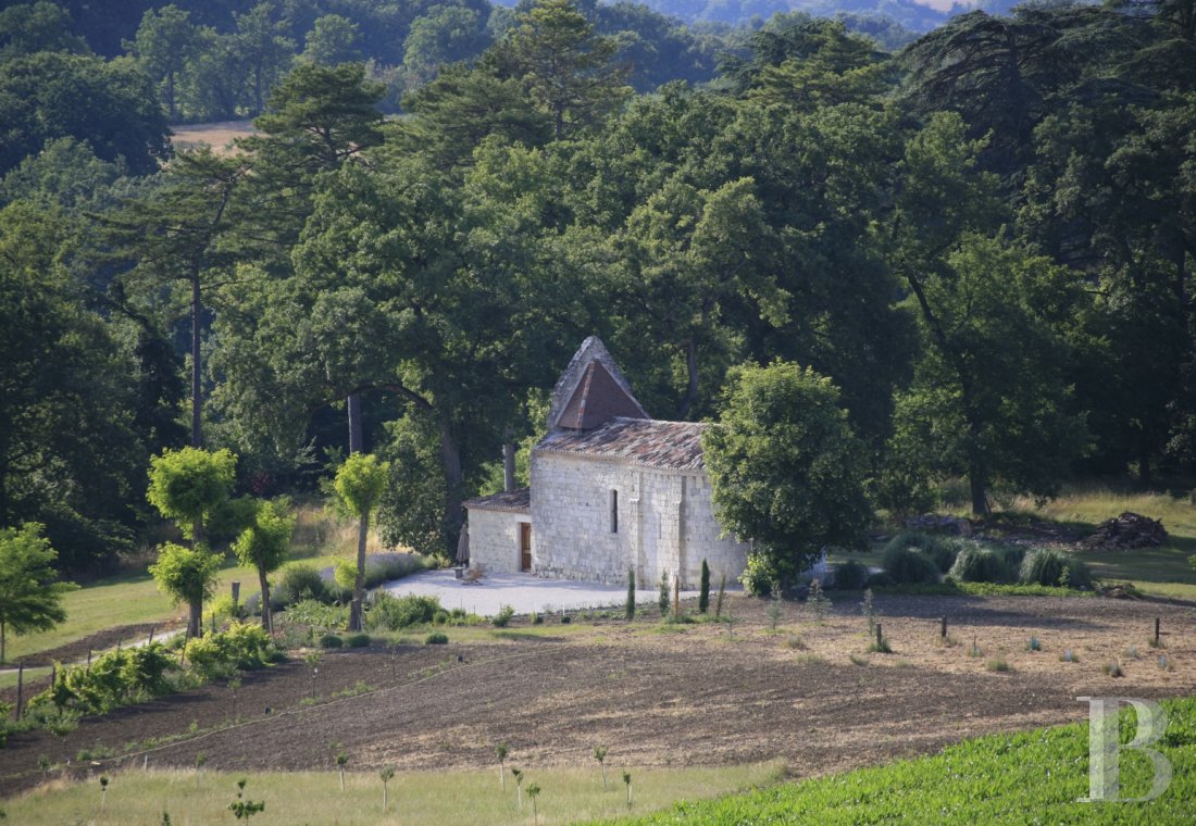 A Romanesque chapel in a hamlet lined with fields and orchards to the north of Agen - photo  n°5