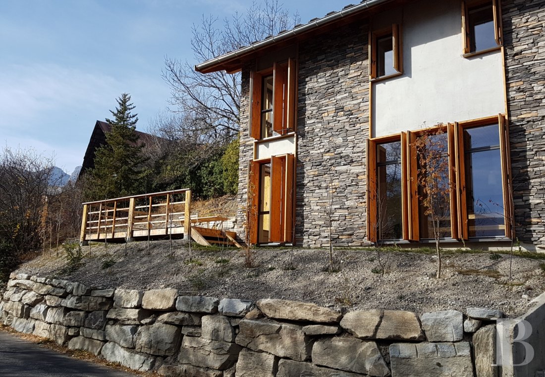 A contemporary chalet overlooking the Durance valley in the south-west of Briançon - photo  n°3