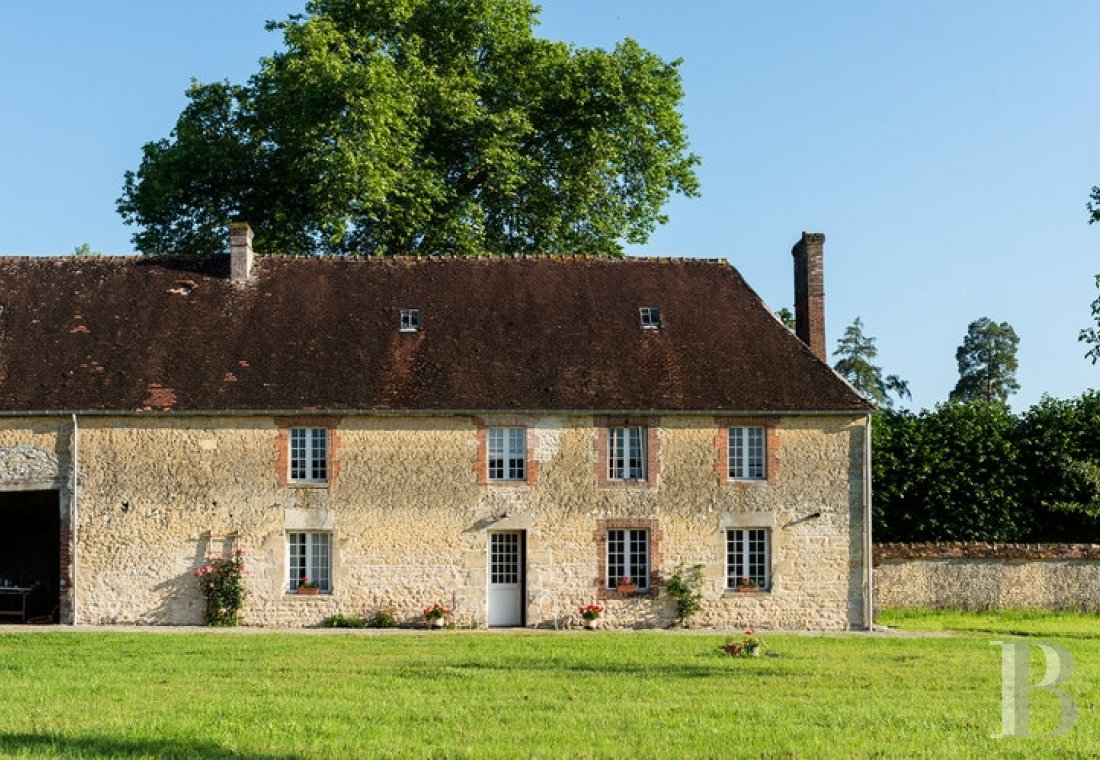 A majestic and classical 18th century chateau and its former grower manager surrounded by its grounds  in the Orne - photo  n°3