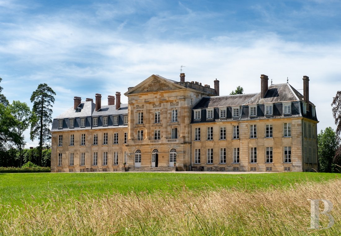 A majestic and classical 18th century chateau and its former grower manager surrounded by its grounds  in the Orne - photo  n°1