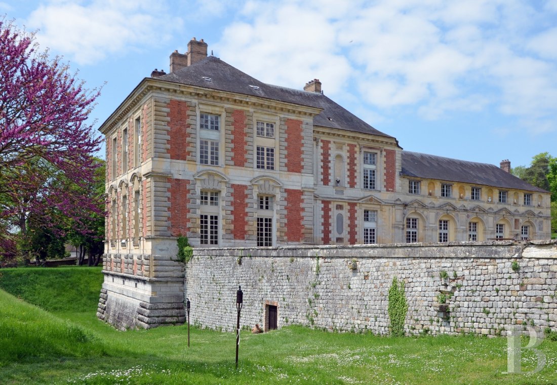 A princely chateau dedicated to organising luxurious events  to the north of the Yvonne, not far from Paris - photo  n°2
