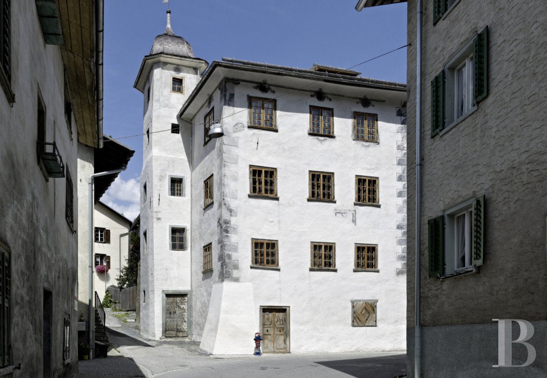 In Switzerland, in the canton of Graubünden, a baroque house and its tower in the heart of a mountain village - photo  n°1