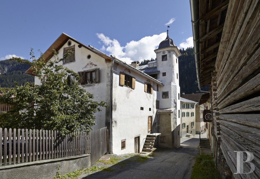 In Switzerland, in the canton of Graubünden, a baroque house and its tower in the heart of a mountain village - photo  n°14