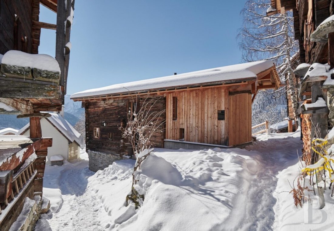 In the Valais, in the heart of the Swiss Alps, a traditional chalet subtly renovated - photo  n°12