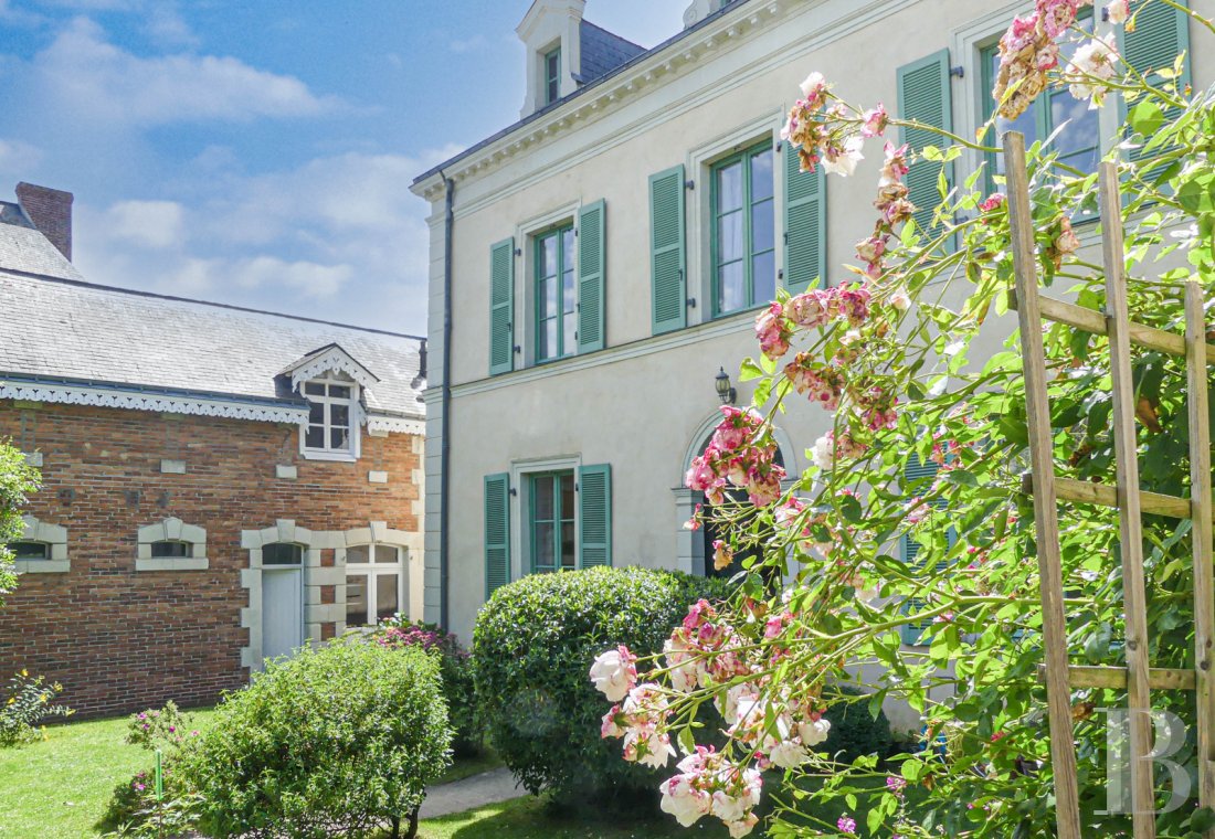 Character houses for sale - pays-de-loire - A 19th century house, with a garden and outbuildings, in a town to the south of the Mayenne department 