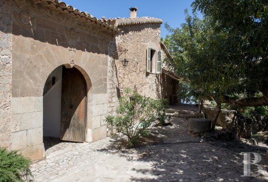 A traditional house on the edge of the village of Deià, on the island of Majorca - photo  n°4