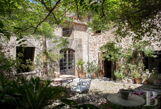 A traditional house on the edge of the village of Deià, on the island of Majorca - photo  n°3