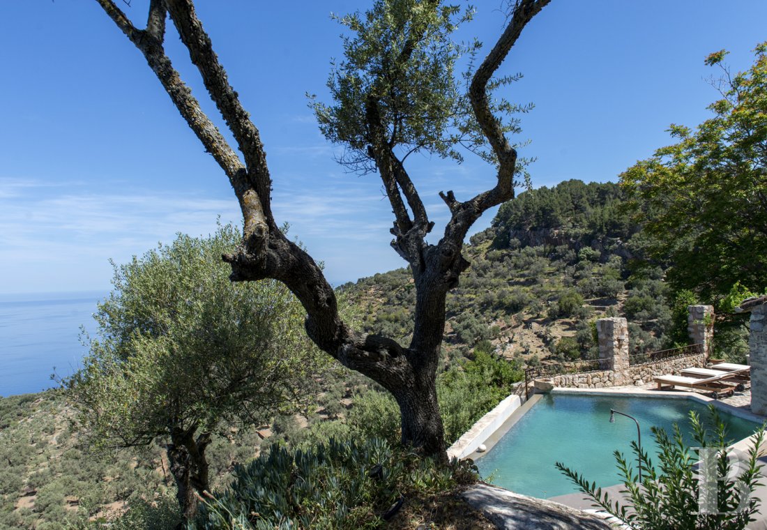 A traditional house on the edge of the village of Deià, on the island of Majorca - photo  n°6