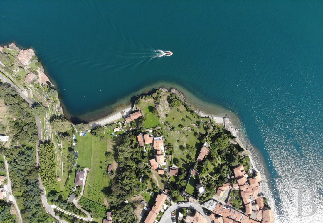 A villa in the shadow of Castello Rezzonico on the western shore of Lake Como in Italy - photo  n°3
