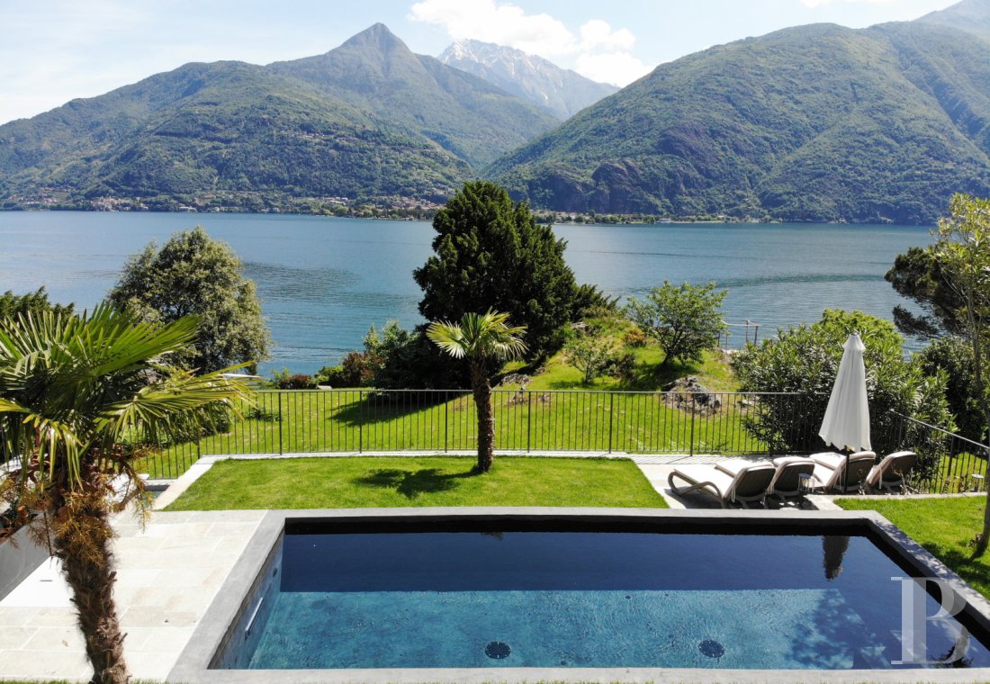 A villa in the shadow of Castello Rezzonico on the western shore of Lake Como in Italy - photo  n°2