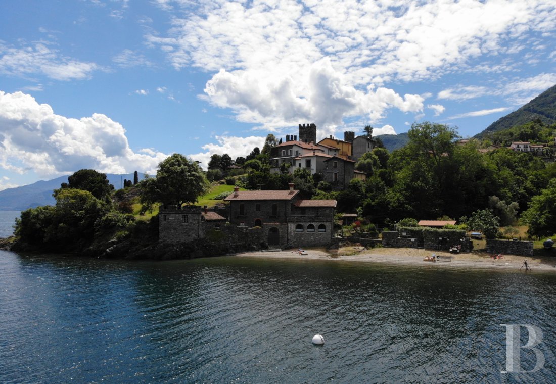 A villa in the shadow of Castello Rezzonico on the western shore of Lake Como in Italy - photo  n°4