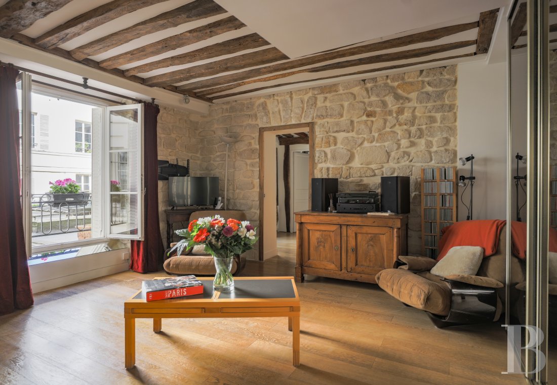 A courtyard apartment with wooden beams and stone walls in the Odéon district - photo  n°1