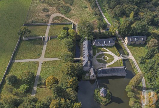 A 17th century castle surrounded by a moat in Mayenne, north of the town of the same name - photo  n°5