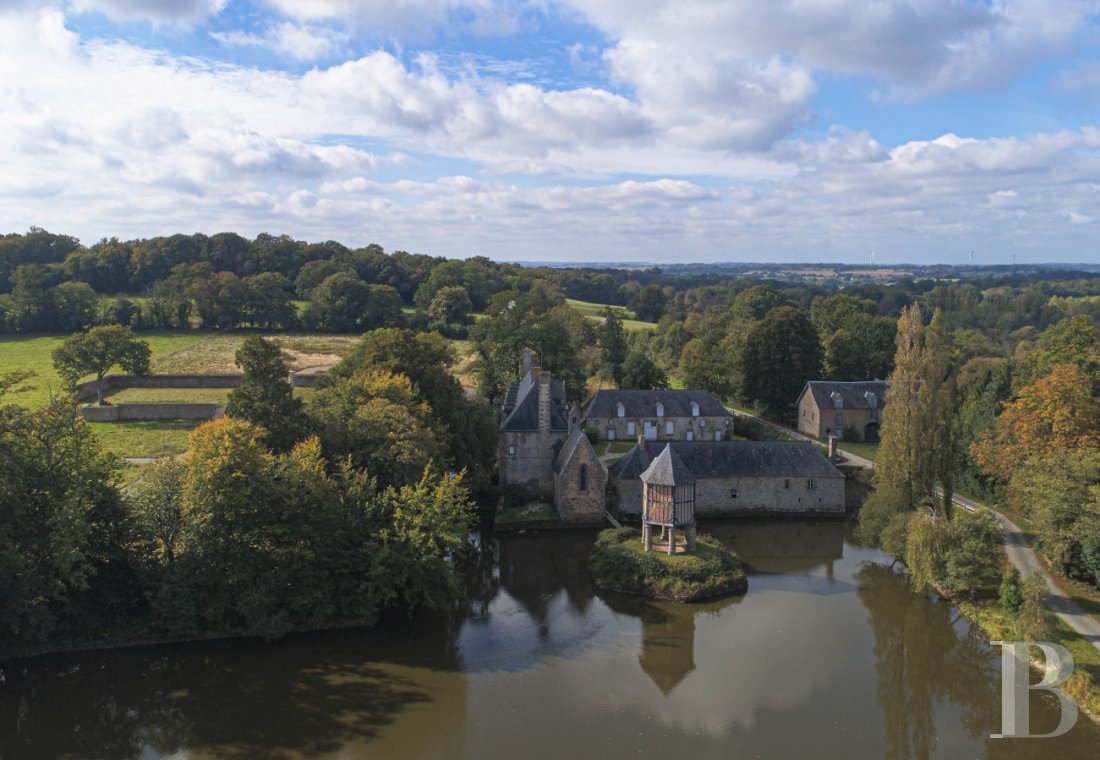 A 17th century castle surrounded by a moat in Mayenne, north of the town of the same name - photo  n°3
