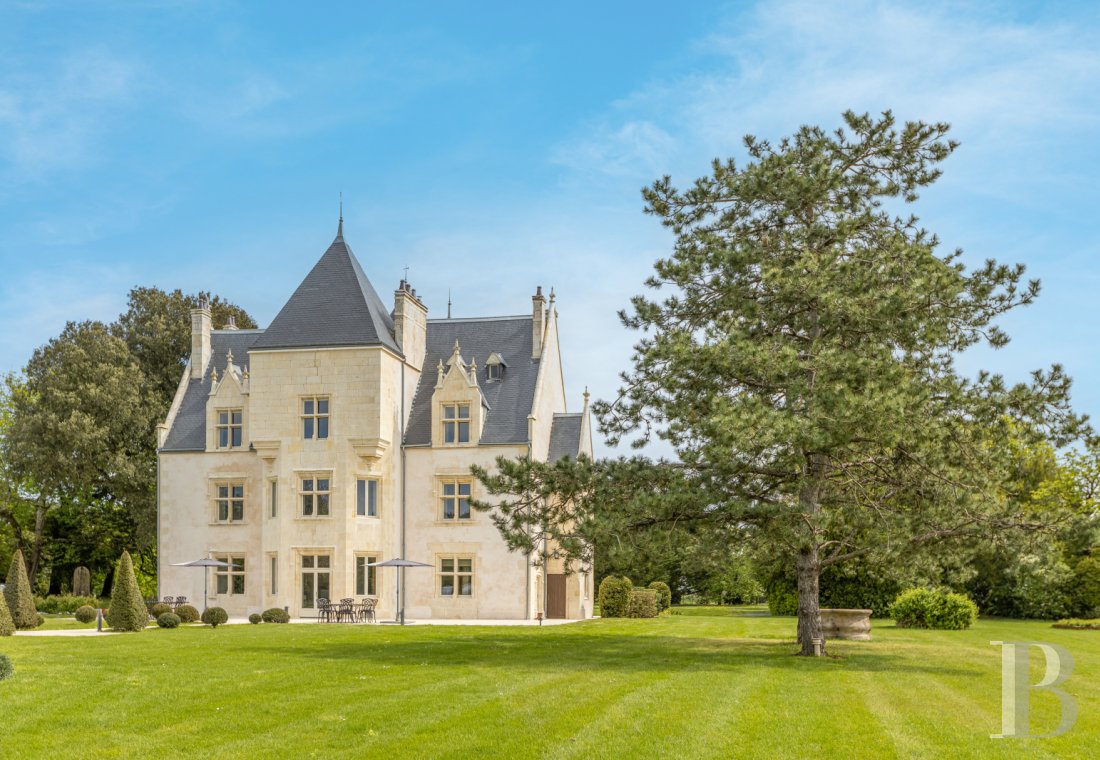 A fully renovated 15th century chateau in Poitou-Charentes, not far from Rochefort - photo  n°1