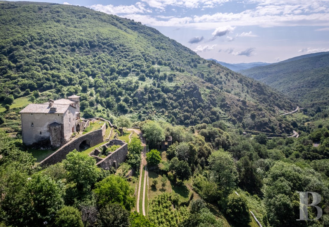 A 13th-century château stands on guard over the Cévennes hills in the southernmost point of the Lozère department, on the border with the Gard department - photo  n°40