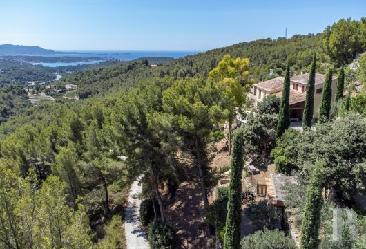 A Provençal house on a hillside facing the sea near Bandol in the Var department - photo  n°4