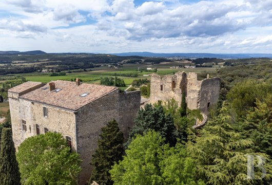 A time-stakingly renovated medieval fortress in the Gard, between Bagnols-sur-Cèze and Pont-Saint-Esprit - photo  n°3