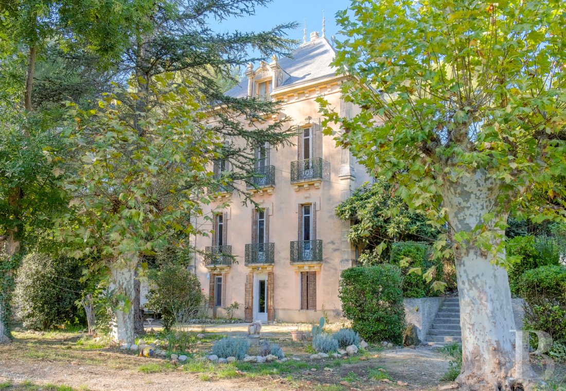 Mansion houses for sale - provence-cote-dazur - An estate of more than 1 ha with an eclectic “bastide” awaiting restoration,  a guest house and outbuildings, at the foot of the hills in absolute peace and quiet in Marseille