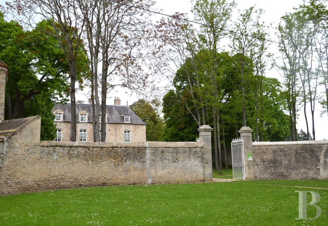 Castles / chateaux for sale - center-val-de-loire - En région Centre Val-de-Loire, un château restauré du 17e s.,  ses dépendances et son parc au cœur d’un village