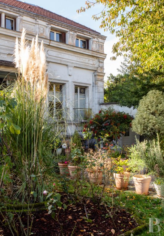 Character houses for sale - ile-de-france - An old orangery converted into a splendid house with annexes, a lush garden and an Italian ambience, just east of Paris in the town of Neuilly-Plaisance