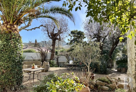 character properties France provence cote dazur   - 12