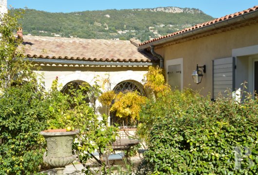 character properties France provence cote dazur   - 16