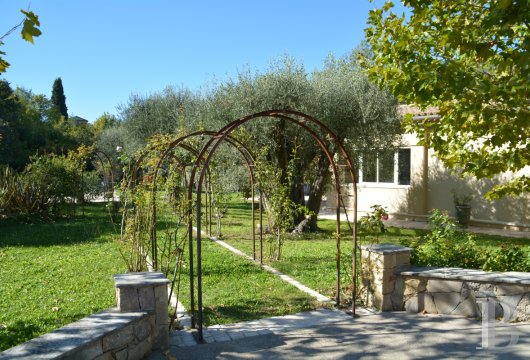 character properties France provence cote dazur   - 19
