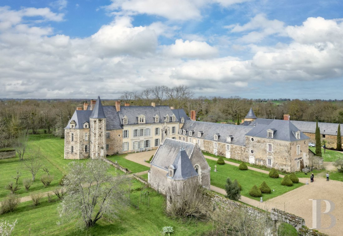 Castles / chateaux for sale Anjou region in France