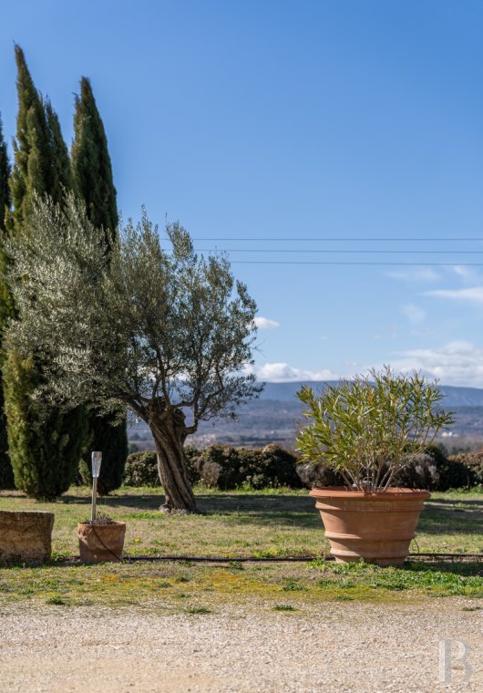 character properties France provence cote dazur   - 16