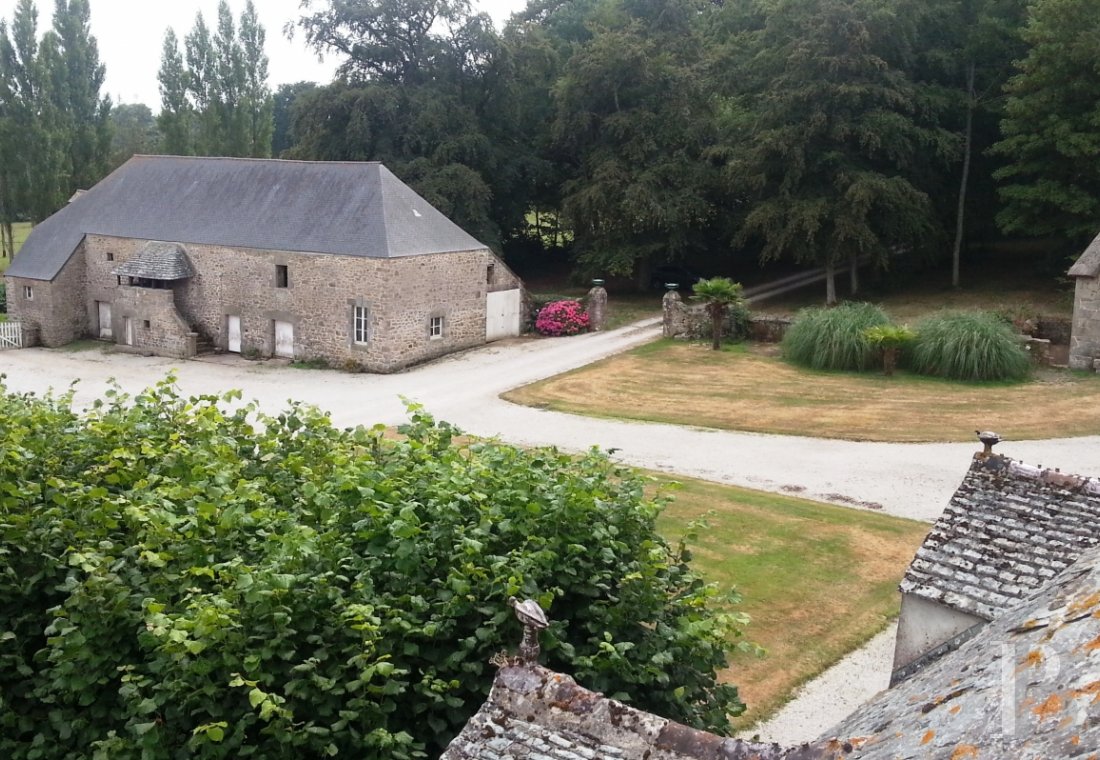 An 18th century chateau and its outbuildings spread across the heights of Val de Saire  in the Cotentin - photo  n°4