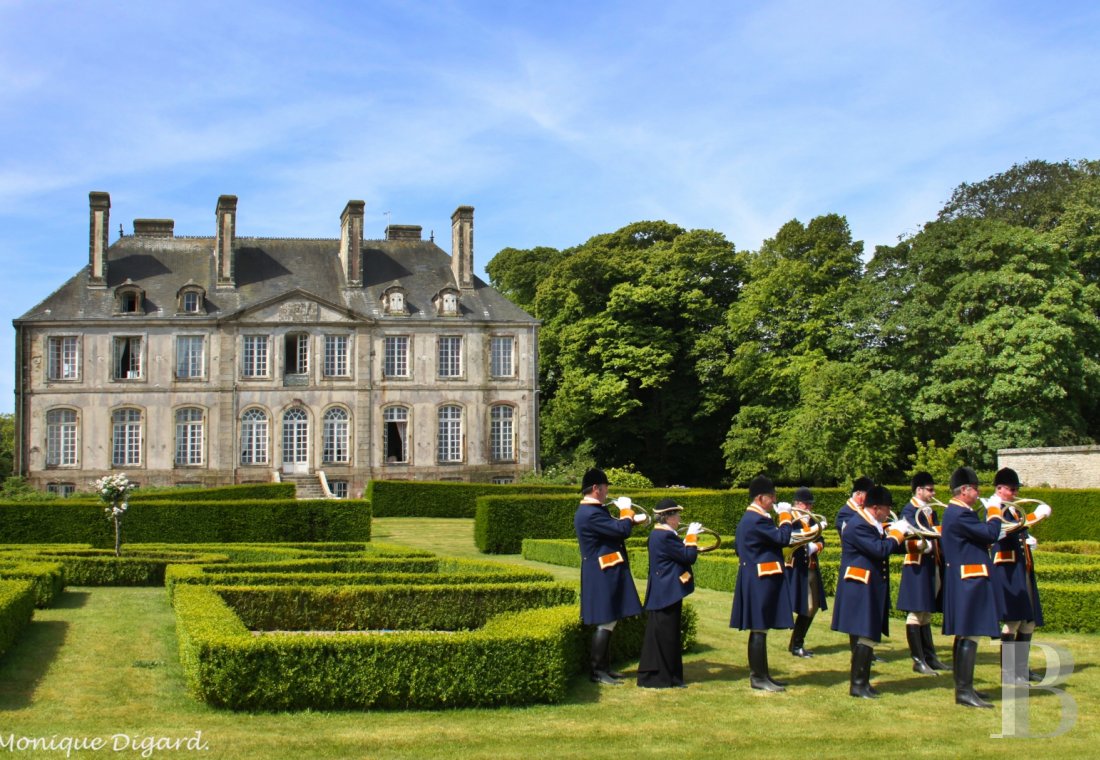 An 18th century chateau and its outbuildings spread across the heights of Val de Saire  in the Cotentin - photo  n°2
