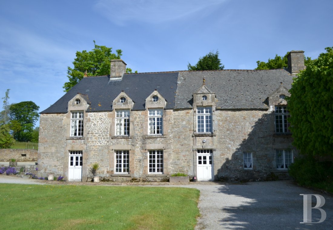 An 18th century chateau and its outbuildings spread across the heights of Val de Saire  in the Cotentin - photo  n°6