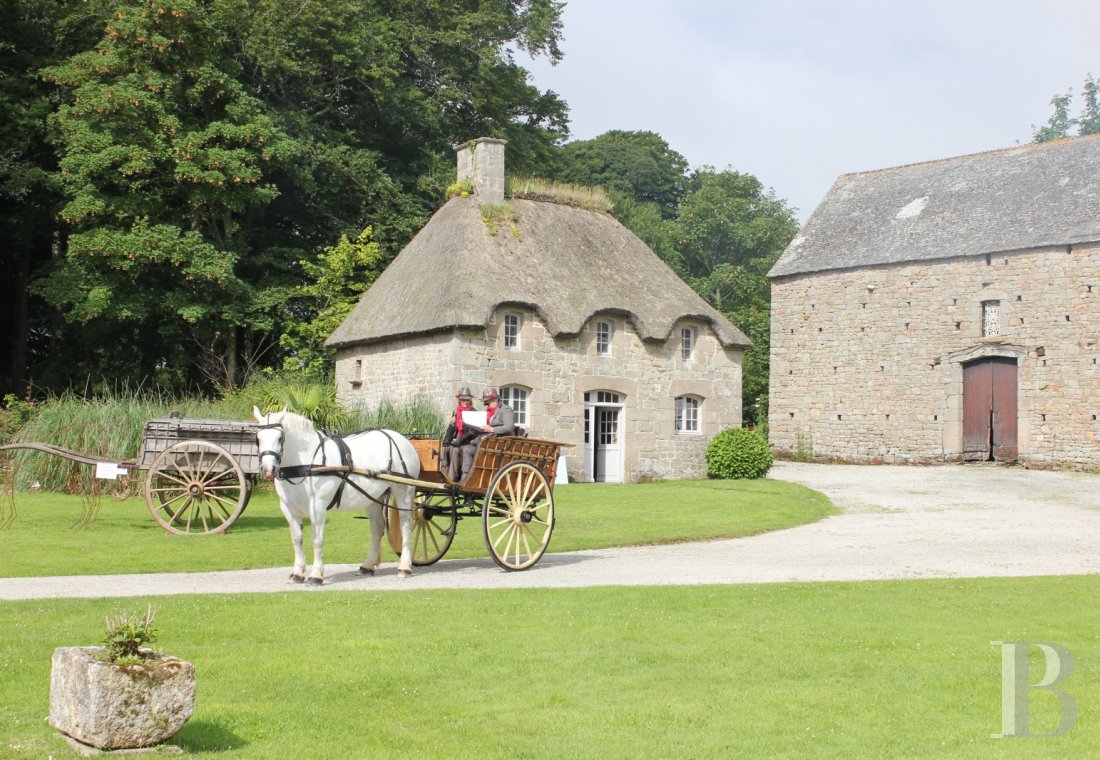 An 18th century chateau and its outbuildings spread across the heights of Val de Saire  in the Cotentin - photo  n°9