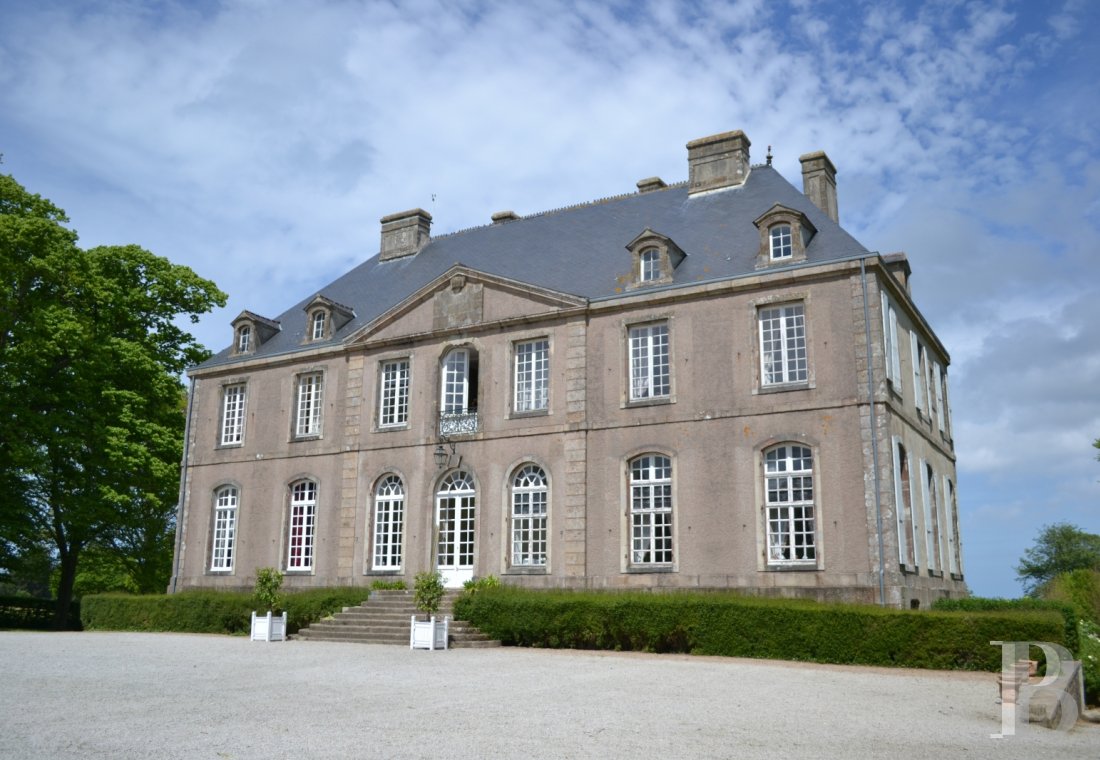 An 18th century chateau and its outbuildings spread across the heights of Val de Saire  in the Cotentin - photo  n°12