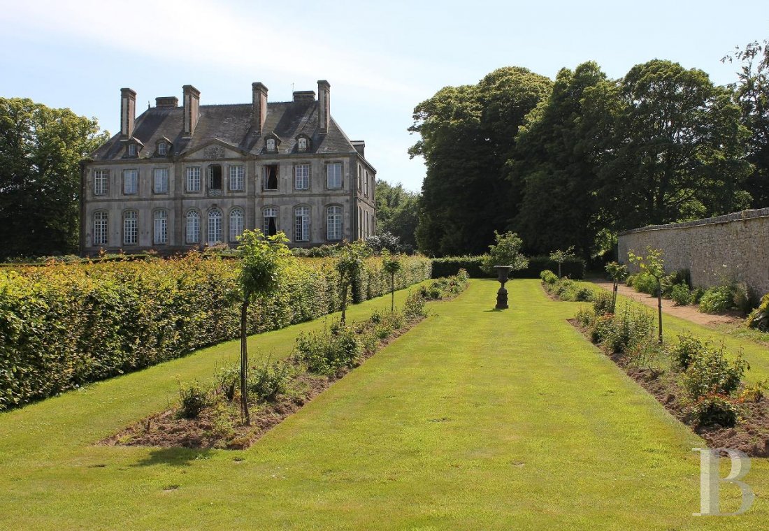 An 18th century chateau and its outbuildings spread across the heights of Val de Saire  in the Cotentin - photo  n°5