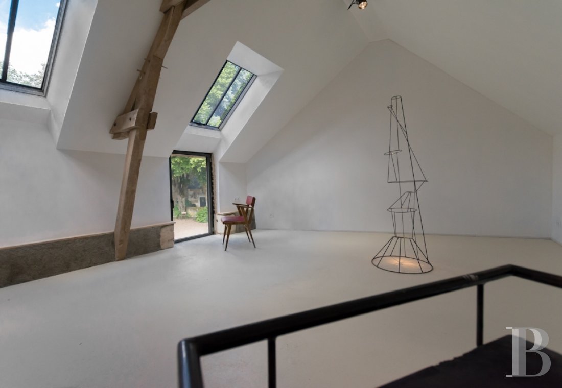 A artists' house with a cluster of small houses on the way to Le Mans - photo  n°5