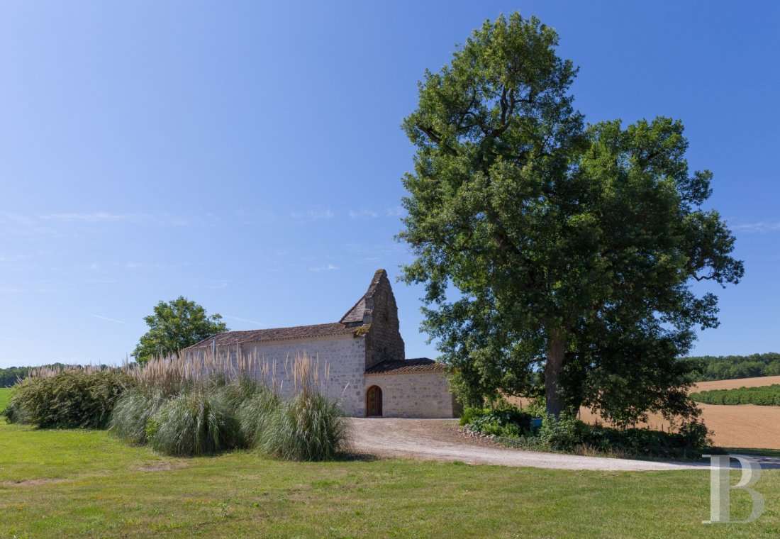 A Romanesque chapel in a hamlet lined with fields and orchards to the north of Agen - photo  n°4