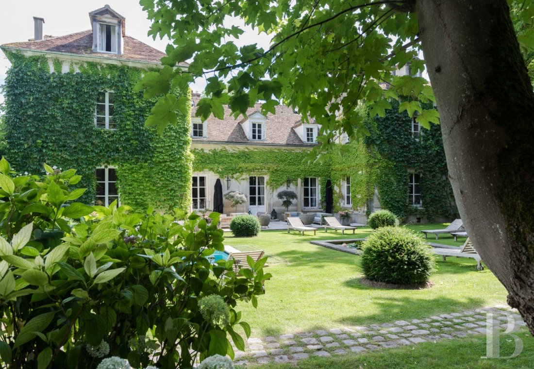 A classic and elegant house for relaxing weekends, family gatherings and important meetings just 50 kilometres from Paris  - photo  n°1