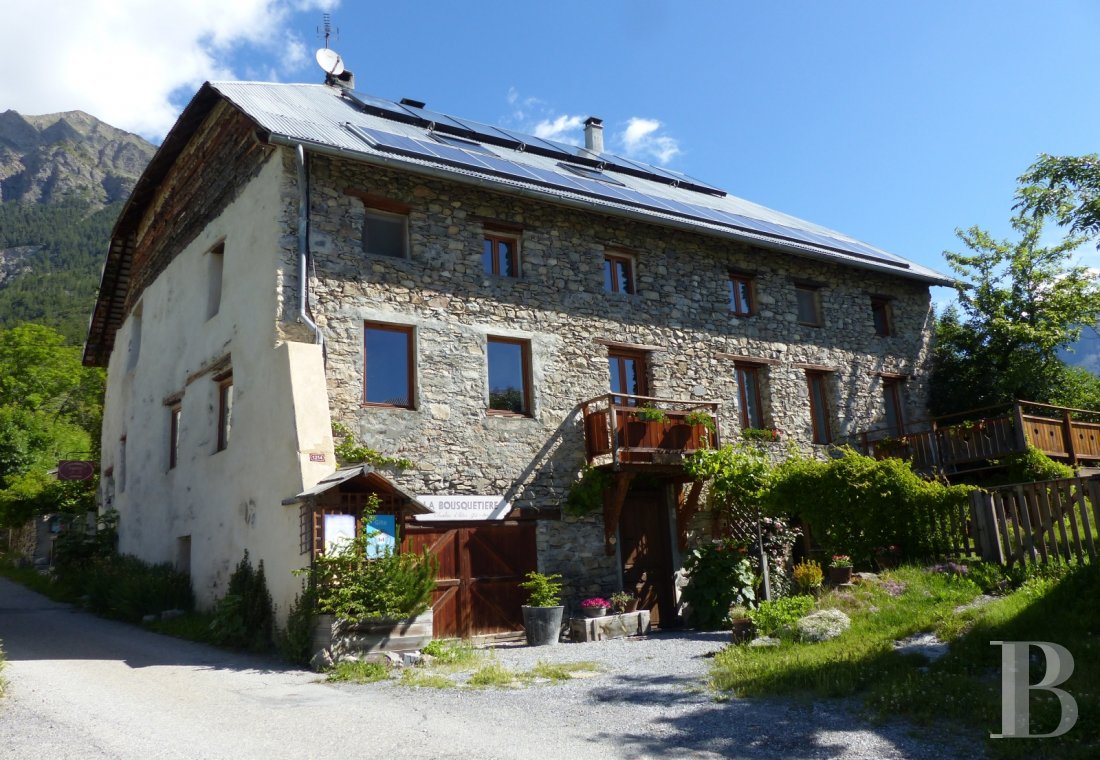 A renovated farmhouse still faithful to its mountains  in the Ubaye Valley and on the outskirts of Mercantour - photo  n°1