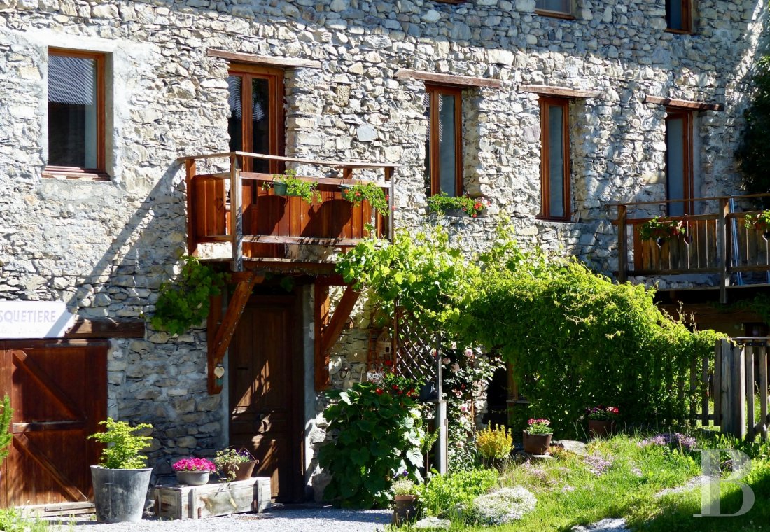 A renovated farmhouse still faithful to its mountains  in the Ubaye Valley and on the outskirts of Mercantour - photo  n°4
