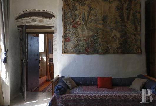 A former 12th century fortress transformed into a comfortable home - photo  n°30