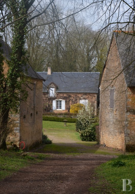 Residences for sale - pays-de-loire - A spacious, 15th century manor house, with outbuildings forming a courtyard and 7 ha,  alongside a wild river in French bocage countryside, 30 minutes from Le-Mans 