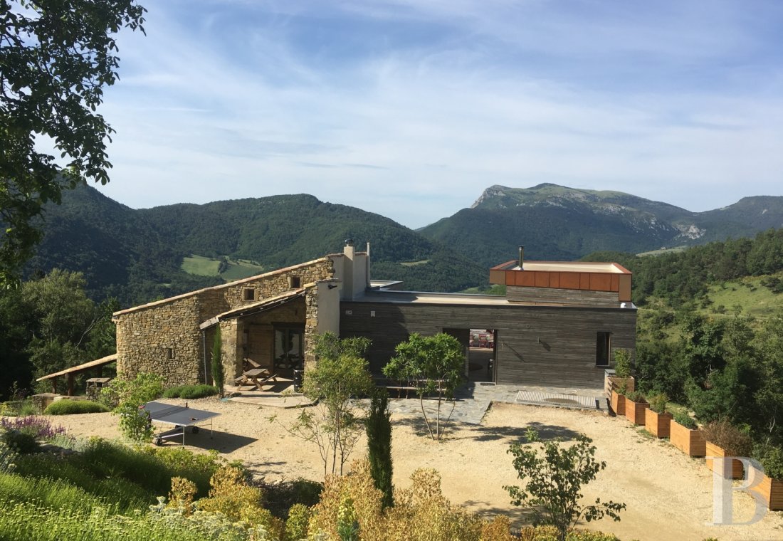 An 18th century hamlet with a contemporary spirit, surrounded by mountains in Drôme Provençale - photo  n°3