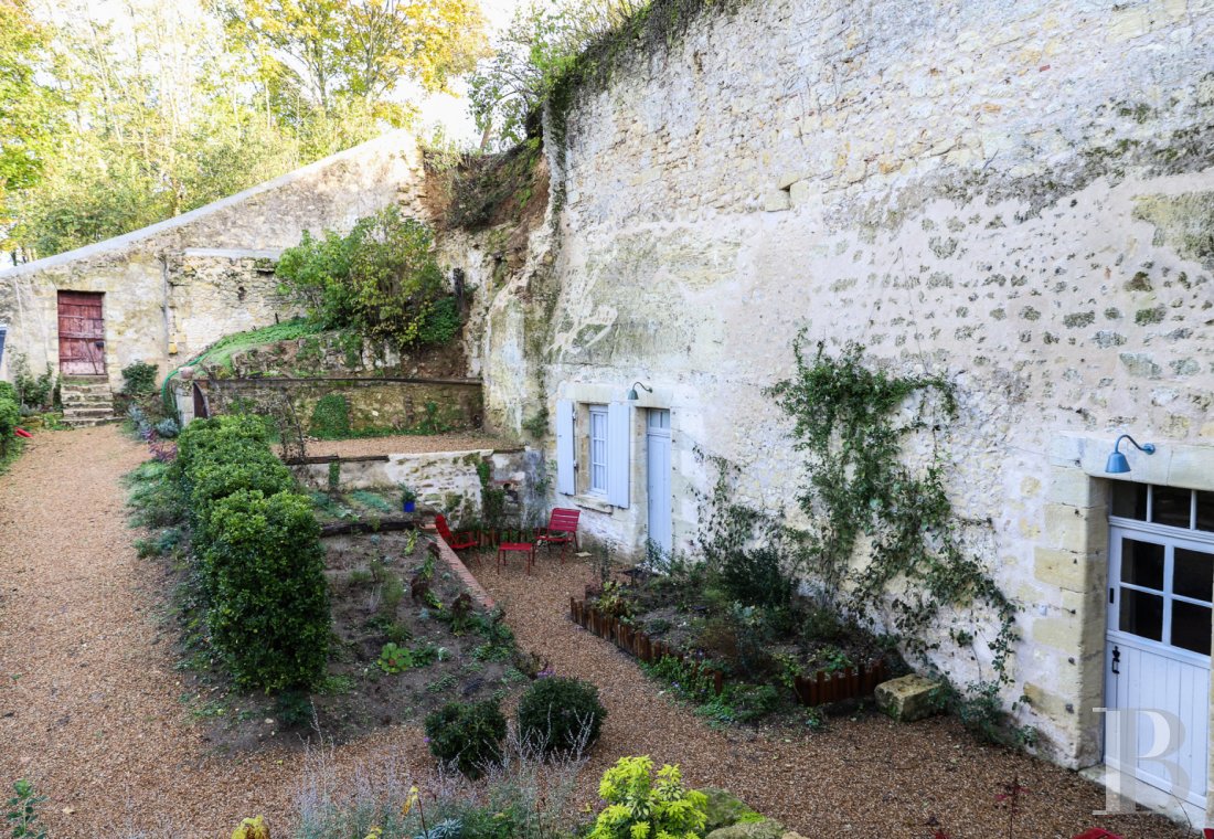 A 15th century «clos» on a hillside in Vouvray, to the east of Tours - photo  n°40