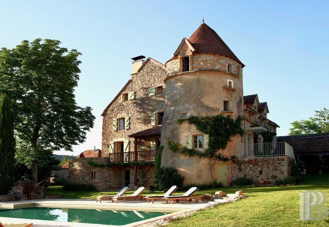 A former 15th century hunting lodge in the heart of the Causses du Quercy Regional Park, near Calvignac - photo  n°1