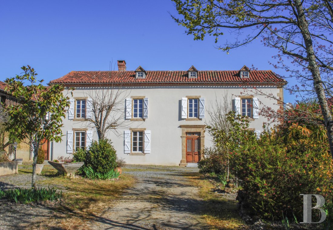 character properties France midi pyrenees character houses - 1