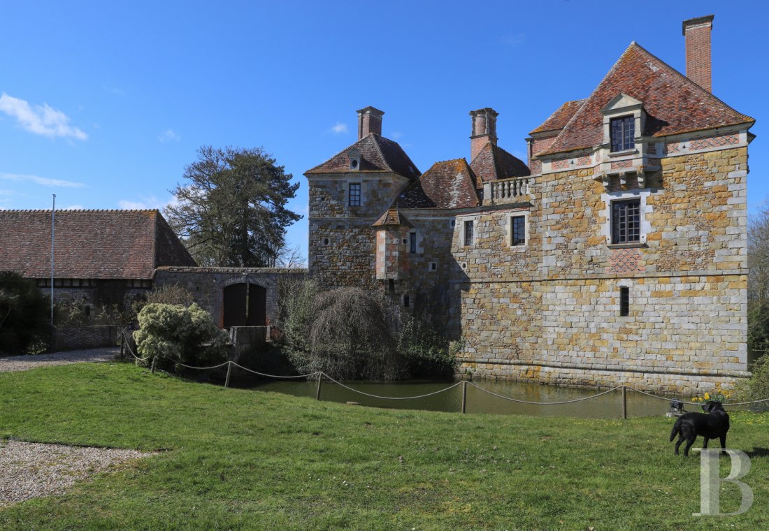 An elegant medieval chateau surrounded by a moat at the heart of the Ouche region in Normandy - photo  n°4