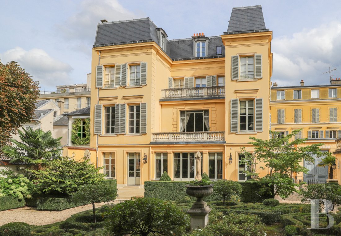 Mansion houses for sale - paris - An 18th century mansion house and its French formal garden, in the midst of Versailles’ highly sought-after Notre-Dame district 