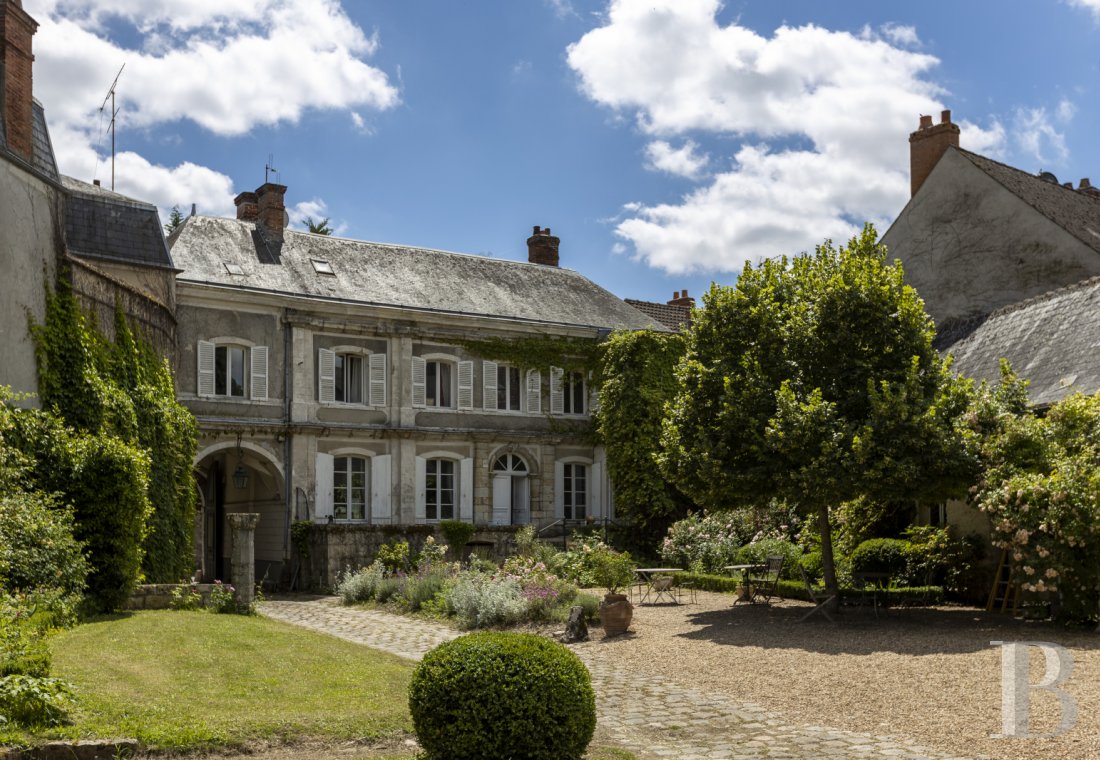 Character houses for sale - center-val-de-loire - À quelques kilomètres au sud de Fontainebleau,  une demeure de ville du 18e s. et ses dépendances sur un jardin de 2,2 ha
